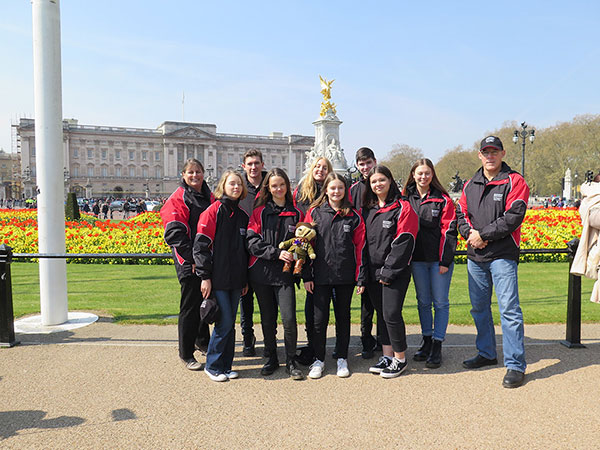 Premiers ANZAC Price recipients outside of Buckingham Palace